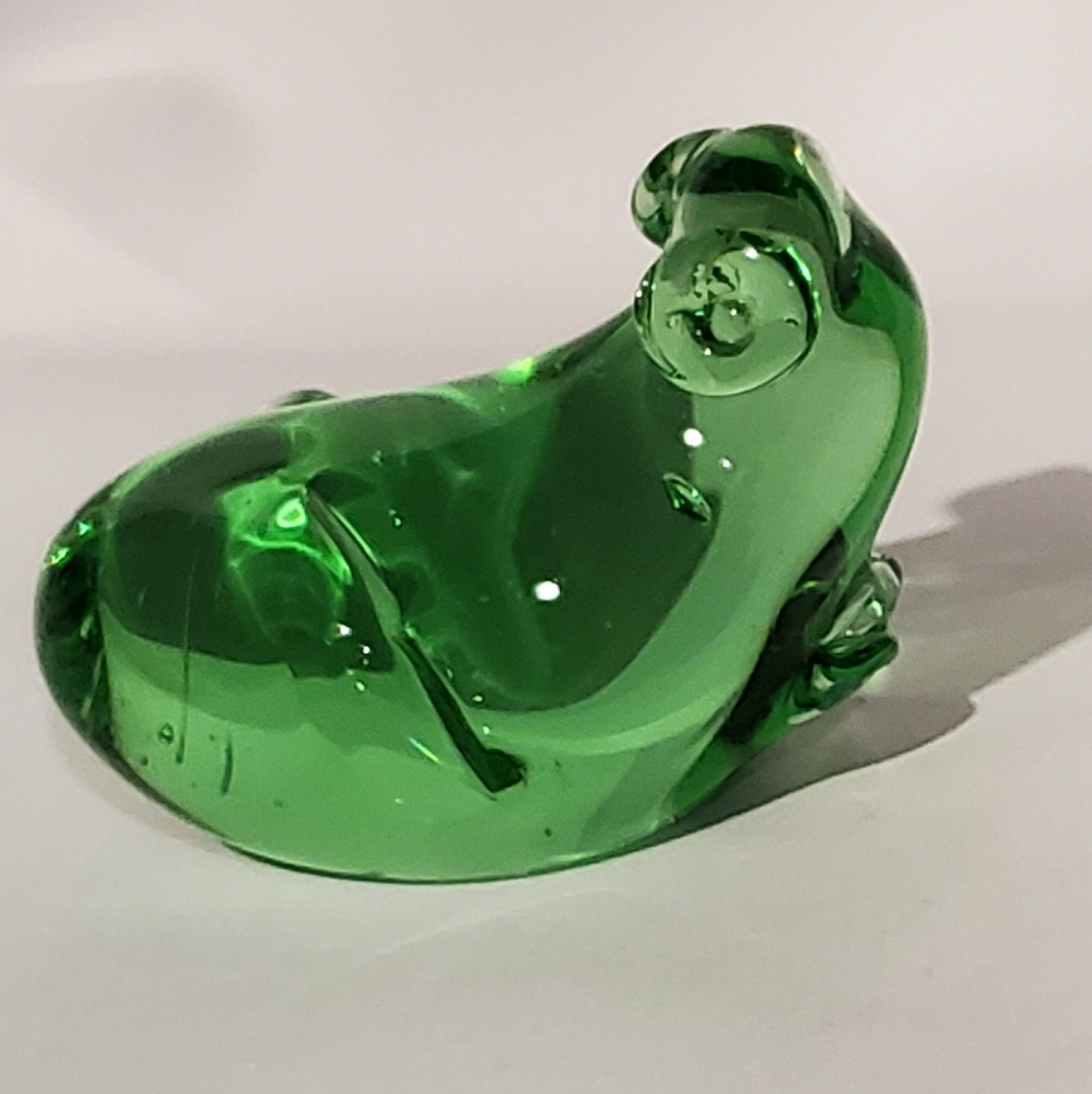Vintage Green Glass Frog Paperweight Bubble Art Glass Translucent Glows UV 3.5"